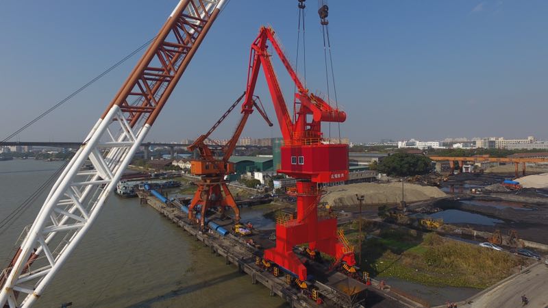 上海陽山港四連桿港口門座起重機(jī)兩大件吊裝完